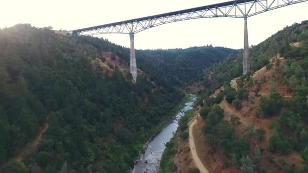 Una bella vista ariale di un ponte — Video Stock