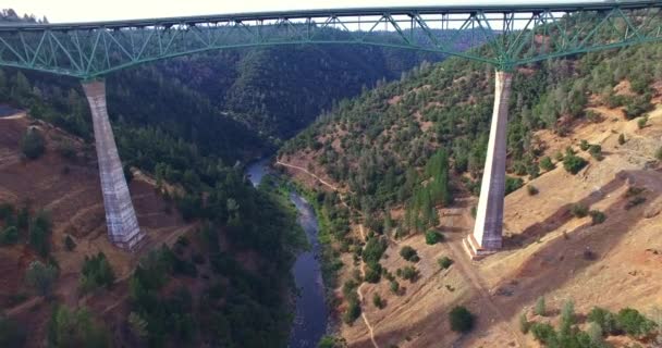 4 k het prachtige arial oog van een brug — Stockvideo