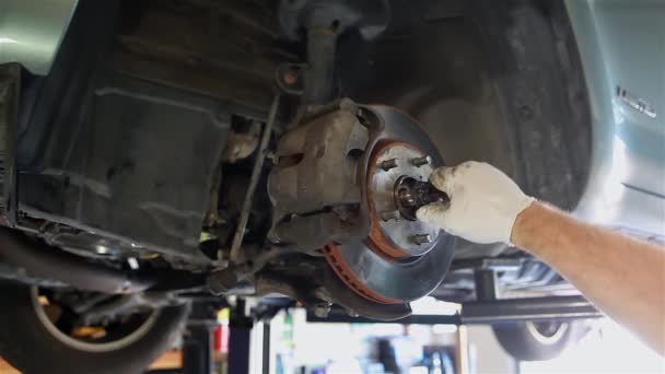 Manliga mekaniker reparerar en bil — Stockvideo