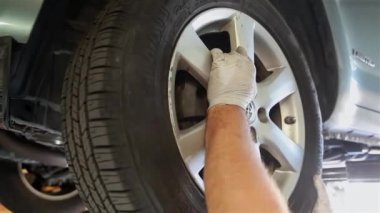 Erkek mekanik bir araba tamiri