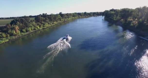 4k Mann auf einem Wasserski — Stockvideo