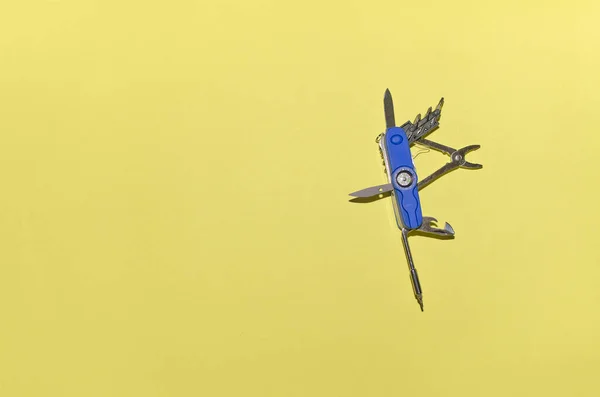 Yerde rengarenk İsviçre bıçağı var. 