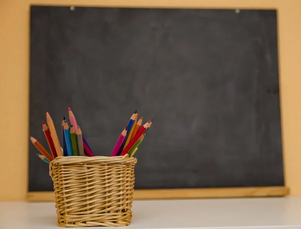 Okula geri dön. Aksesuarlar, tahtaya karşı  