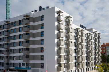 gökyüzü arka plan üzerinde Konut Binası