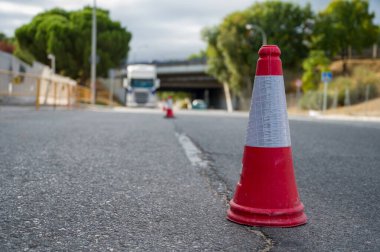 Tehlike bölgelerini işaretleyen güvenlik konileri