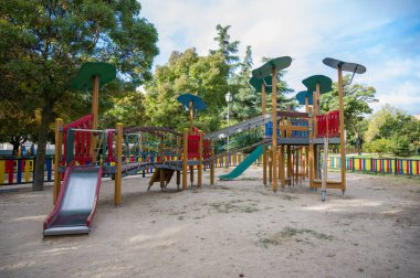 Kamu parkında renkli çocukların oyun parkı