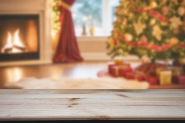 Bokeh Noel ağacı arkaplanlı ahşap masa üstü ürünlerinizi görüntülemek veya montajlamak için kullanılabilir.