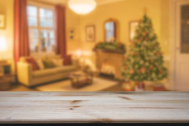 Bokeh Noel ağacı arkaplanlı ahşap masa üstü ürünlerinizi görüntülemek veya montajlamak için kullanılabilir.