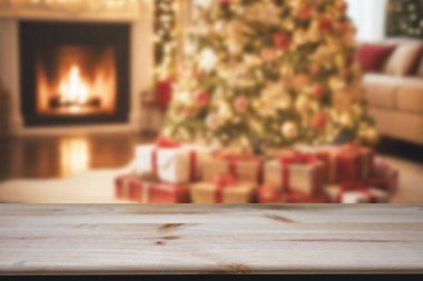 Bokeh Noel ağacı arkaplanlı ahşap masa üstü ürünlerinizi görüntülemek veya montajlamak için kullanılabilir.