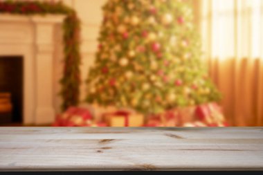 Bokeh Noel ağacı arkaplanlı ahşap masa üstü ürünlerinizi görüntülemek veya montajlamak için kullanılabilir.