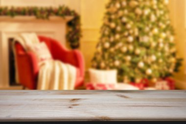 Bokeh Noel ağacı arkaplanlı ahşap masa üstü ürünlerinizi görüntülemek veya montajlamak için kullanılabilir.