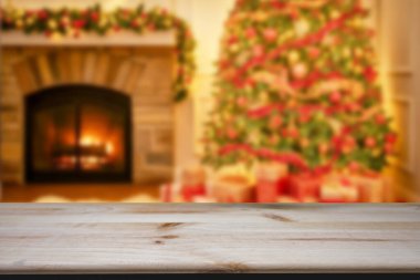 Bokeh Noel ağacı arkaplanlı ahşap masa üstü ürünlerinizi görüntülemek veya montajlamak için kullanılabilir.