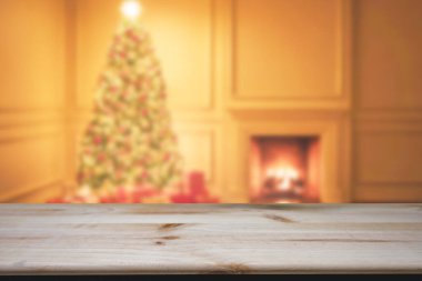 Bokeh Noel ağacı arkaplanlı ahşap masa üstü ürünlerinizi görüntülemek veya montajlamak için kullanılabilir.