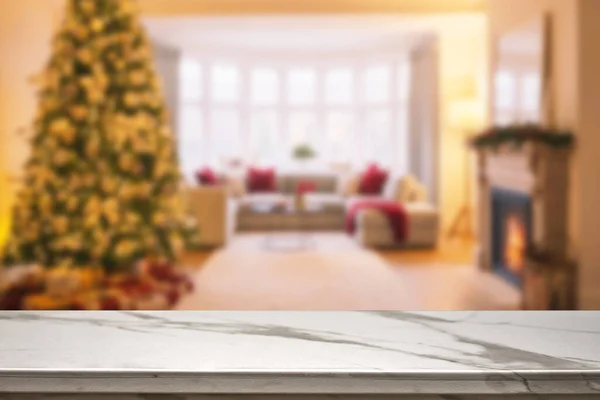Bokeh Noel ağacı arkaplanlı mermer masa üstü bulanık