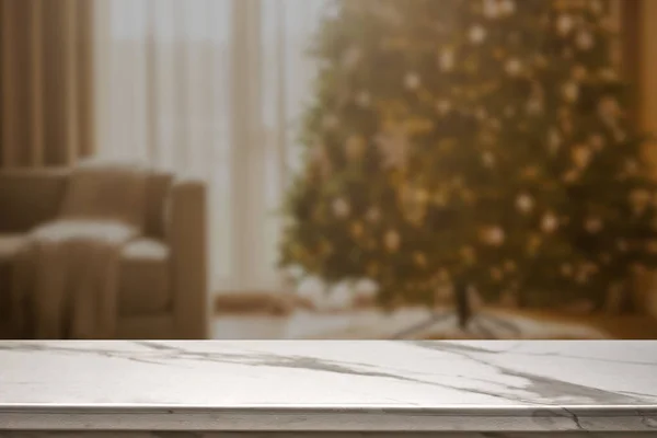 Bokeh Noel ağacı arkaplanlı mermer masa üstü bulanık