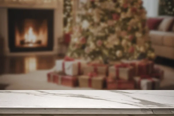 Bokeh Noel ağacı arkaplanlı mermer masa üstü bulanık