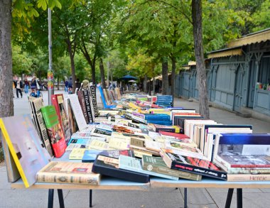 Sokakta eski bir kitapçı.