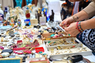 Bit pazarında iş arayan biri.