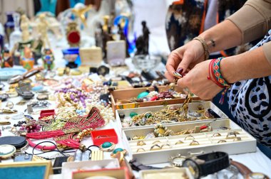 Bit pazarında iş arayan biri.