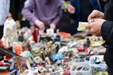 Bit pazarında iş arayan biri.