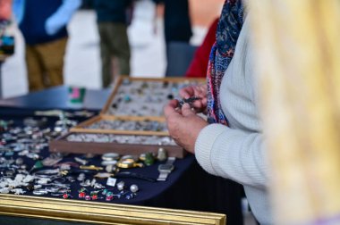 Bit pazarında iş arayan biri.