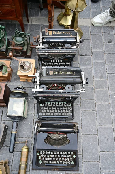 Bit pazarında yerde eski daktilolar var.