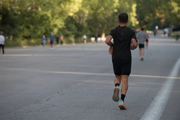 kaldırımda bastonu olan yaşlı bir kadın, dikiz aynası