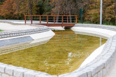 Parktaki güzel bir göl manzarası.