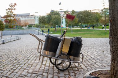 Halka açık bir yerde temizlik arabasıyla temizlik malzemeleri.