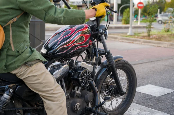 Mekanik bileşenleri ve tasarımı gösteren parlak krom motosiklet motorunun detaylı görüntüsünü kapat