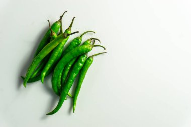 Bir grup yeşil soğuk beyaz arka planda üst üste dizilmiş