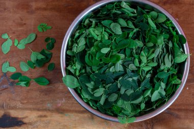 Sağlıklı ve vitamin zengini Drumstick yaprakları pişmeye hazır.