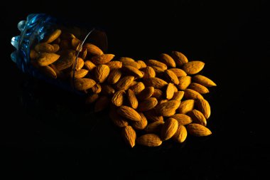 Tasarım masadaki terzilik iplikleriyle oluşturuldu ve en üste odaklandı