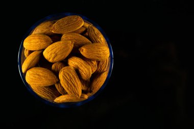 Tasarım masadaki terzilik iplikleriyle oluşturuldu ve en üste odaklandı