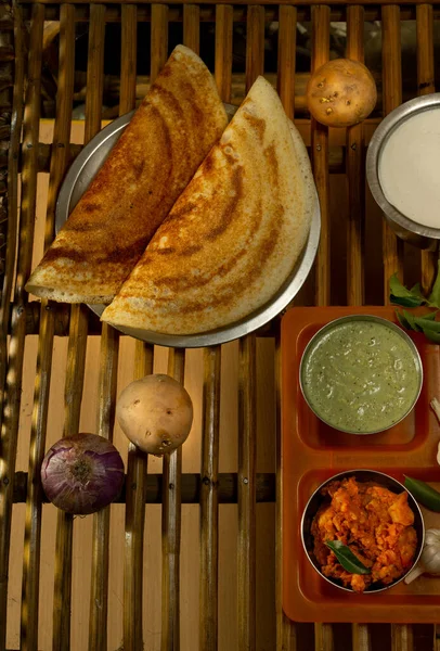 Zelfgemaakte Heerlijke Smakelijke Dosa Met Selectieve Focus Verlichting Een Rietachtergrond — Stockfoto