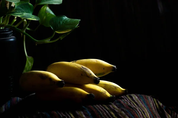 Bouquet Banane Jaune Fraîche Riche Vitamines Avec Éclairage Sélectif — Photo