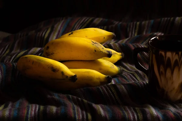 Bir Demet Vitamin Zengini Taze Sarı Muz Seçici Işıklandırmalı — Stok fotoğraf