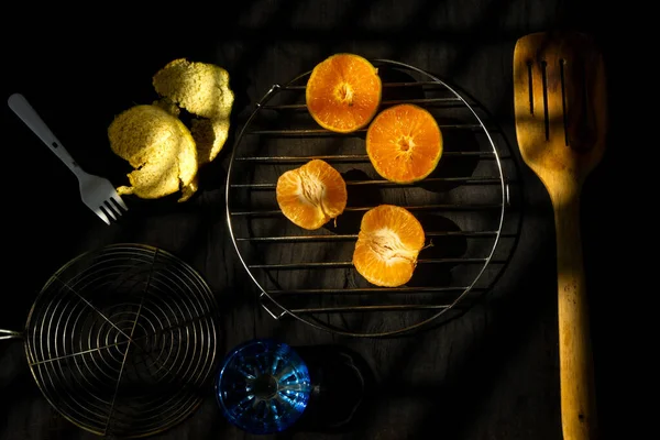 Gesunde Und Frische Farbenfrohe Orangen Wurden Geschält Und Mit Kunstvoller — Stockfoto