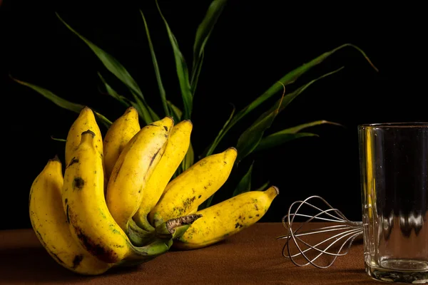 Ein Bund Frischer Gelber Bananen Auf Dem Tisch — Stockfoto