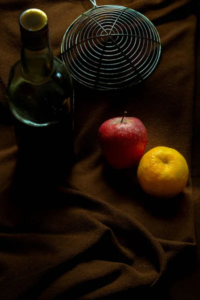 Una Fruta Manzana Moosambi Colocada Sobre Fondo Marrón —  Fotos de Stock