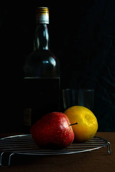 Ein Apfel Und Eine Moosambi Frucht Auf Braunem Hintergrund — Stockfoto