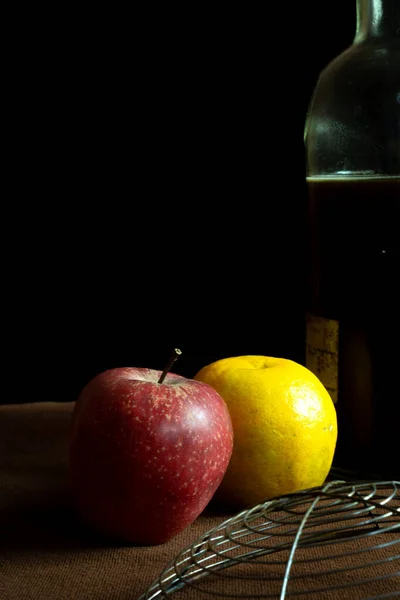 Ein Apfel Und Eine Moosambi Frucht Auf Braunem Hintergrund — Stockfoto