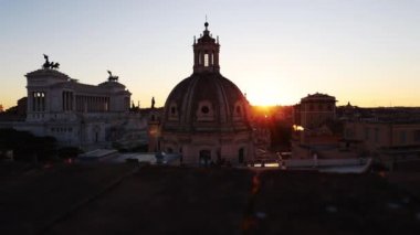 Roma İmparatorluk Forumları 'nda gün batımının zamanı. Anavatanın sunağı ve arka planda Meryem' in en kutsal adı olan Kubbe ve Janiculum Tepesi 'nin kilisesi.
