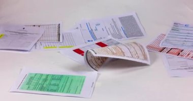 Bürokratik formlar yavaş çekimde çöküyor