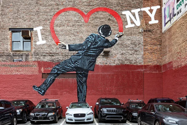 New York, W17. Cadde 'de park yeri. Üzerinde ince çizgili takım elbiseli ve melon şapkalı bir beyefendinin New York' u çok sevdiğimi gösteren bir duvar resmi var.