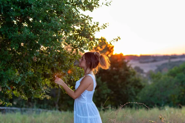 Profilo Una Giovane Ragazza Abito Bianco Tramonto Con Capelli Biondi — Foto Stock