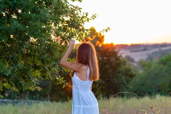 Profilo Una Giovane Ragazza Vestita Bianco Con Testa Rivolta Verso — Foto Stock