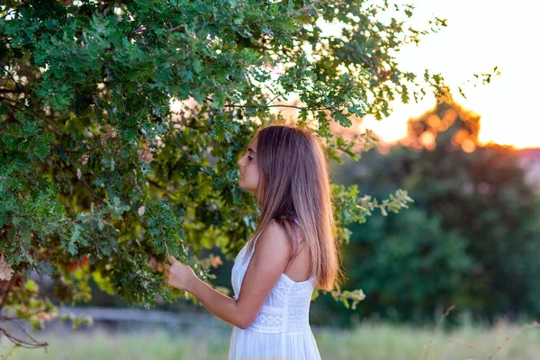 Profilo Una Giovane Ragazza Abito Bianco Tramonto Con Capelli Lunghi — Foto Stock