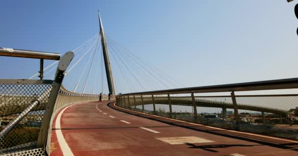 Ponte Del Mare Pescara Itália Com Algumas Pessoas Andando Bicicleta — Vídeo de Stock