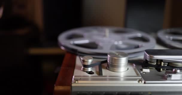 Κοντινό Πλάνο Πλευρικής Παρακολούθησης Ένα Vintage Επαγγελματικό Μαγνητόφωνο Ήχου — Αρχείο Βίντεο